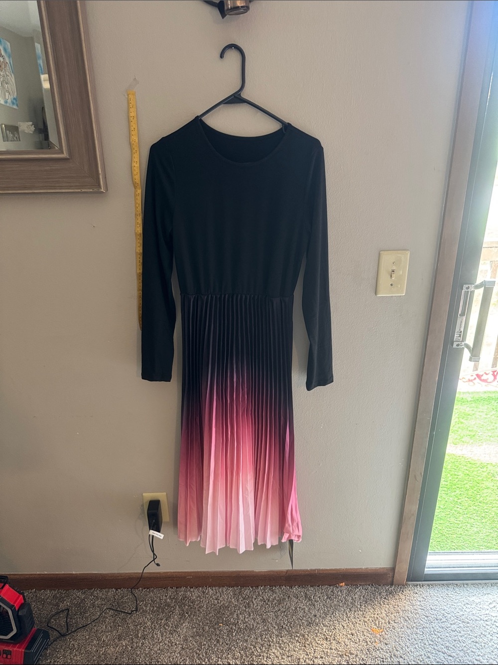 Chic Long-Sleeve Ombre Pleated Midi Dress - Black to Pink